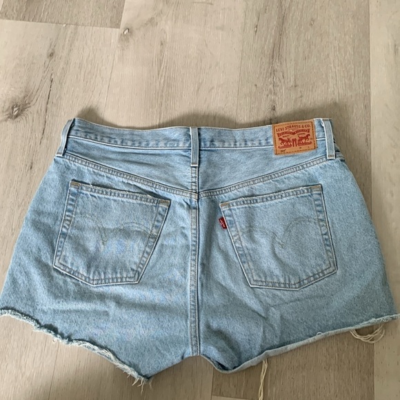 Women’s frayed Levis 501 Jean‎ shorts size W33 light Wash buttons fly distressed - Picture 9 of 9